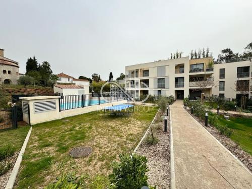 - une aire de jeux dans une cour à côté d'un bâtiment dans l'établissement Grand studio 5 min des plages, à Antibes