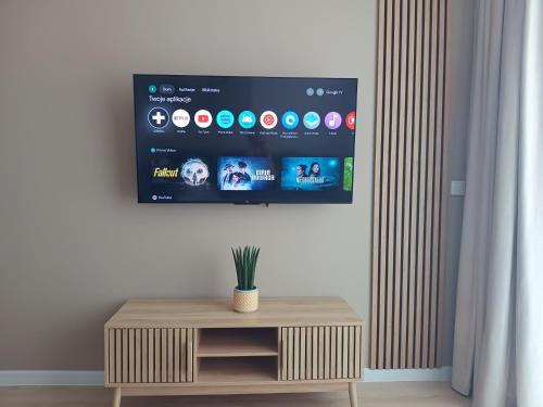 Μια τηλεόραση ή/και κέντρο ψυχαγωγίας στο Apartament Grey 52, 3 min od plaży, basen, plac zabaw, darmowy parking!