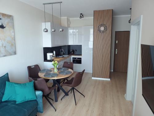 Η κουζίνα ή μικρή κουζίνα στο Apartament Grey 52, 3 min od plaży, basen, plac zabaw, darmowy parking!