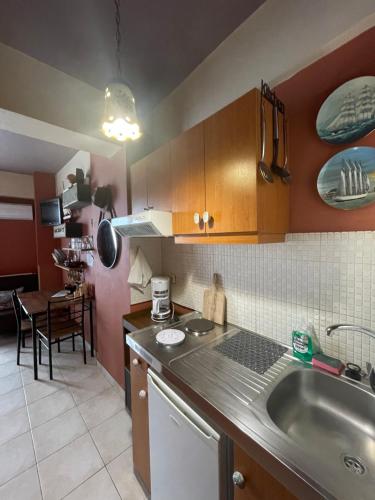 una cocina con fregadero y encimera en Cozy Little Home, en Heraclión