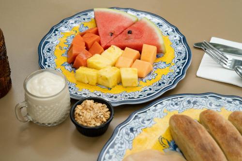 ein Tisch mit zwei Tellern mit Essen und Obst in der Unterkunft Caracoral Hotel Boutique in El Valle de Antón