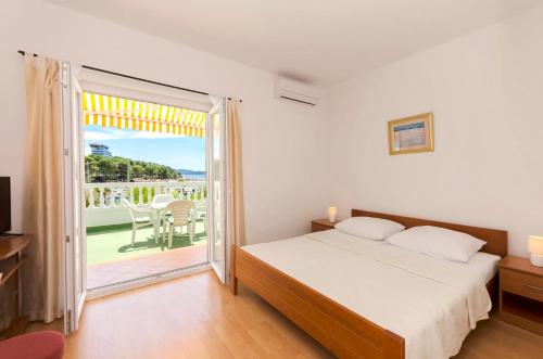 Apartment and Rooms Artina