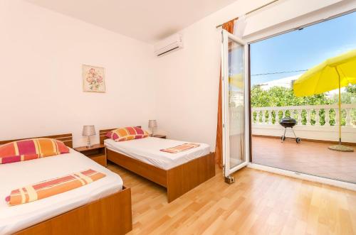 Postel nebo postele na pokoji v ubytování Apartment and Rooms Artina