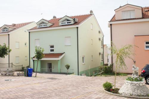 a row of houses in a parking lot at Apartment Paula in Promajna