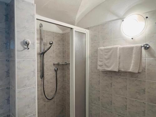 Bilik mandi di Apartments Bernard