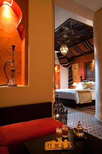 a hotel room with a bed and a mirror at Le Temple Des Arts in Ouarzazate