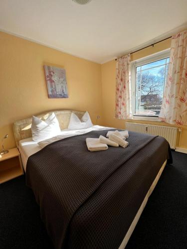 Кровать или кровати в номере Hotel-Pension Zur Mole