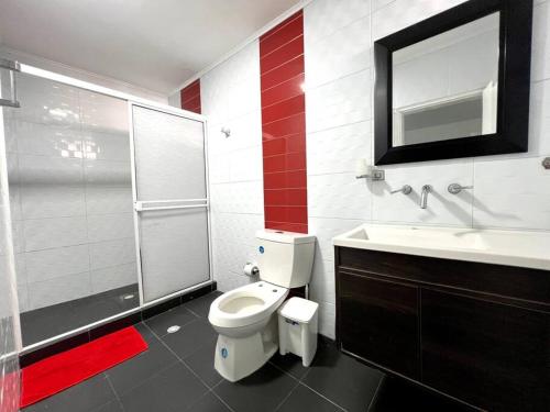 a bathroom with a shower and a toilet and a sink at Apartamento Edificio calima in San Andrés