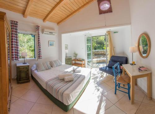 Postel nebo postele na pokoji v ubytování Agios Nikitas Villas