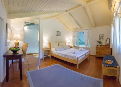 Postel nebo postele na pokoji v ubytování Agios Nikitas Villas