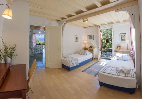 Postel nebo postele na pokoji v ubytování Agios Nikitas Villas
