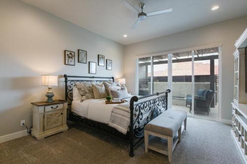 Voodi või voodid majutusasutuse Ocotillo Springs 32 l Sleeps 33, 6 Bedrooms with Private Pool and Hot Tub toas