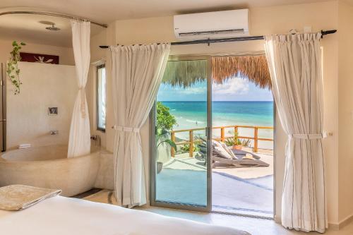 Кровать или кровати в номере Mezzanine Tulum, a Small Luxury Hotel