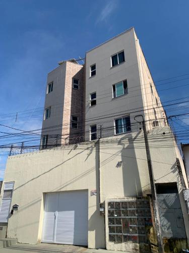 ein großes graues Gebäude mit vielen Fenstern in der Unterkunft Fortal Flat in Fortaleza