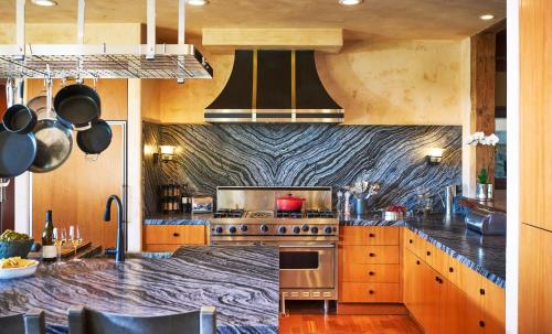 Una cocina o cocineta en The Residence at Skipstone