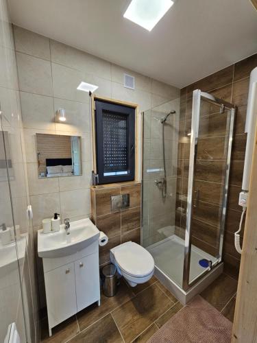 un bagno con un lavandino e una doccia di Family Resort Powidz a Powidz