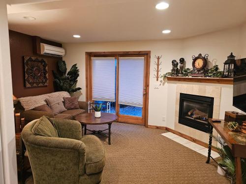 Χώρος καθιστικού στο Alpenglow One Bedroom One Bath – A09
