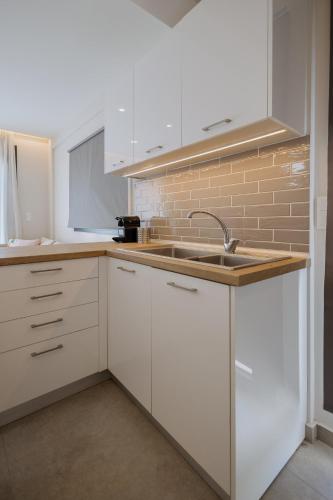 Dapur atau dapur kecil di Serenity Suites by Corfu Collection