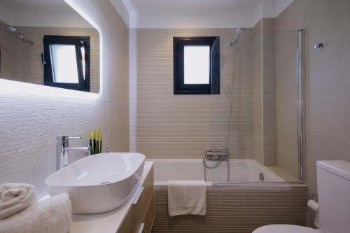 Bilik mandi di Serenity Suites by Corfu Collection
