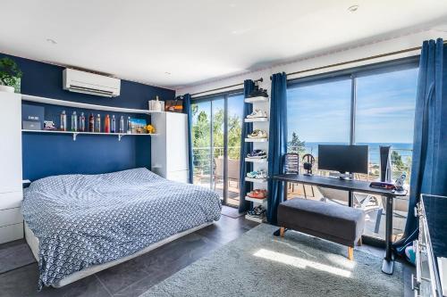 une chambre avec un lit et un bureau avec un ordinateur dans l'établissement st clair villa 2 piscines, à Sète