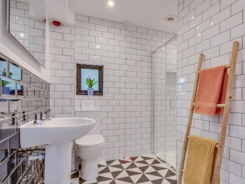 Ένα μπάνιο στο 3 Bed in Hollington 93331