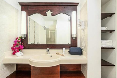 a bathroom with a sink and a mirror at Village Sainte Luce, Martinique - maeva Home - Studio 3 personnes - Prestige MAE-7614 in Sainte-Luce