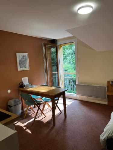 une pièce avec une table, des chaises et une fenêtre dans l'établissement Studio aux pieds des pistes, des chemins de Rando, à Les Déserts