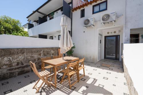 Host Wise - Elegant Colorful House w Private Terrace