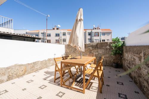 Φωτογραφία από το άλμπουμ του Host Wise - Elegant Colorful House w Private Terrace στο Πόρτο