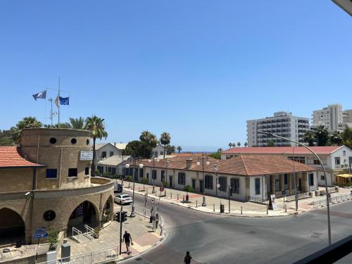Una vista de una calle en una ciudad con edificios. en Azul sea view, en Lárnaca