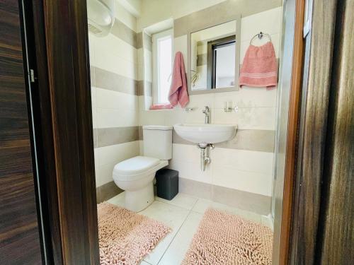 Ένα μπάνιο στο Birgu 2BR comfort Apartment by Holi