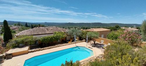 une grande piscine devant une maison dans l'établissement Maison Provençale avec piscine, à Coudoux