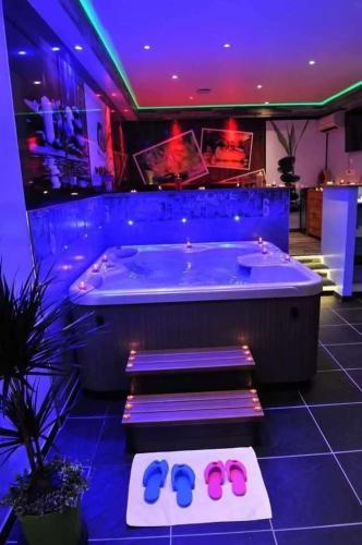 une baignoire avec une paire de tongs devant dans l'établissement California love spa, à Lille