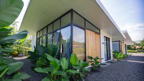 Taman di luar Toucan home