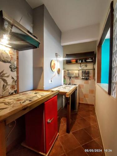 Una cocina con una encimera roja en una habitación. en L'Amica di Napoleone Elba island, en Portoferraio