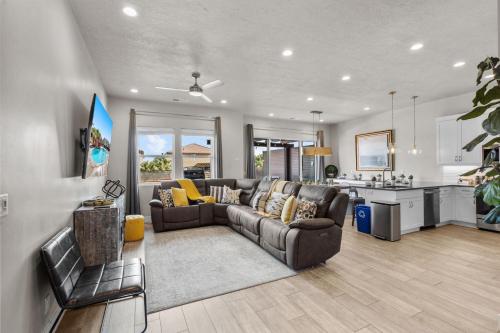 a living room with a couch and a kitchen at Ocotillo Springs 67 Low Prices, Private Hot Tub, Pool, Basketball Arcade, Ping Pong and Community Pool in Santa Clara