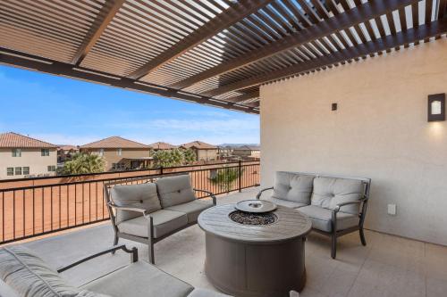a patio with two chairs and a table on a balcony at Ocotillo Springs 67 Low Prices, Private Hot Tub, Pool, Basketball Arcade, Ping Pong and Community Pool in Santa Clara