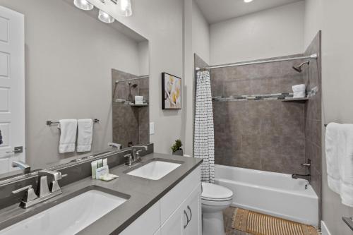 a bathroom with two sinks and a toilet and a shower at Ocotillo Springs 67 Low Prices, Private Hot Tub, Pool, Basketball Arcade, Ping Pong and Community Pool in Santa Clara
