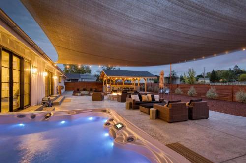 Kolam renang di atau dekat dengan Flora Vina - Country Home with Vineyard Views
