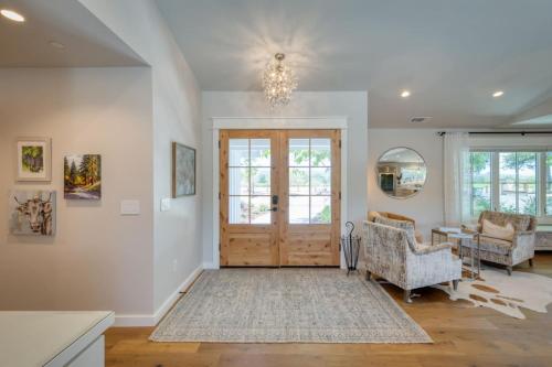 Ruang duduk di Flora Vina - Country Home with Vineyard Views