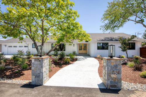 Taman di luar Flora Vina - Country Home with Vineyard Views