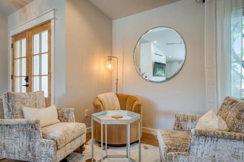 Ruang duduk di Flora Vina - Country Home with Vineyard Views