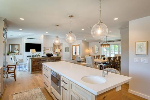 Dapur atau dapur kecil di Flora Vina - Country Home with Vineyard Views