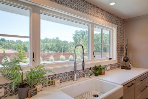 Bilik mandi di Flora Vina - Country Home with Vineyard Views