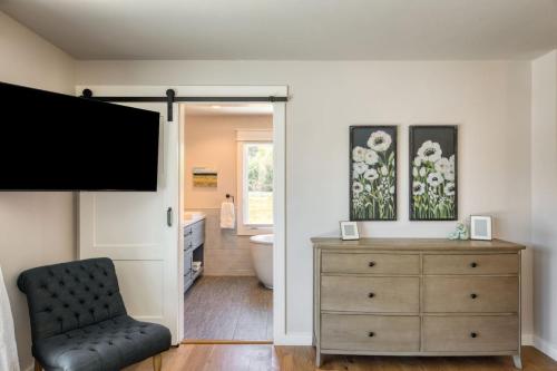 Televisyen dan/atau pusat hiburan di Flora Vina - Country Home with Vineyard Views