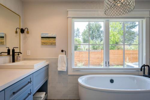 Bilik mandi di Flora Vina - Country Home with Vineyard Views