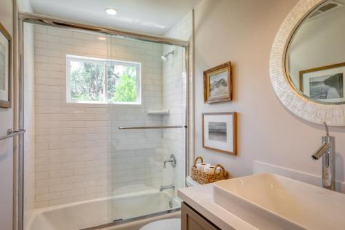 Bilik mandi di Flora Vina - Country Home with Vineyard Views