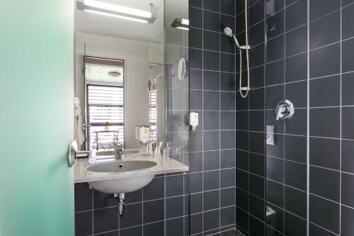 a bathroom with a sink and a mirror at Bed & Breakfast Rotes Haus in Überlingen