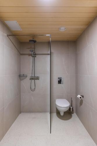 a bathroom with a shower and a toilet at Komandandi Apartments in Kuressaare