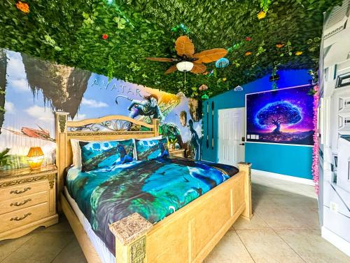1 dormitorio con 1 cama con techo temático de dinosaurios en Themed house with private Game Room and Pool, en Loughman